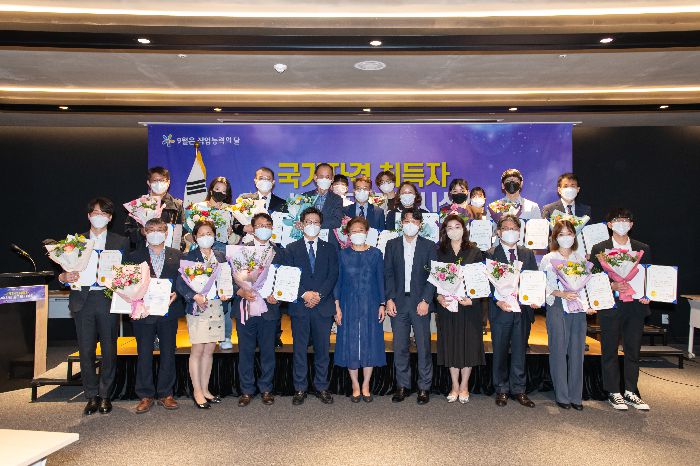 2022년 산업인력공단 우수사례공모전 수상자 기념 촬영